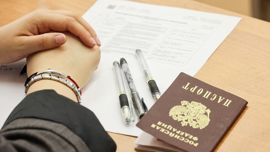    Паспорт и ручки перед началом проведения ЕГЭ. Автор фото: Евгений Мессман / ТАСС