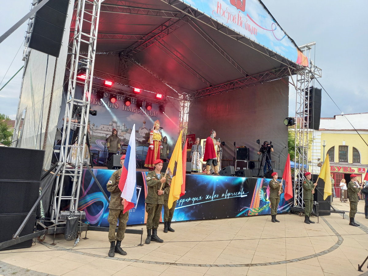 Концерт в честь Дня города Ростова. Фото мое. Сын вдалеке с флагом желтого цвета.