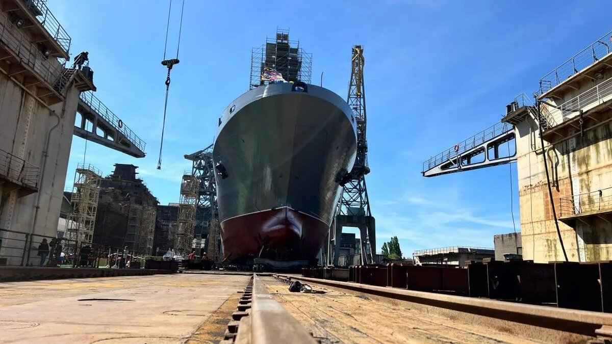 Церемония спуска на воду БДК «Владимир Андреев» модернизированного проекта 11171, завод «Янтарь», 30 мая 2025 года. Использованы фото ОСК