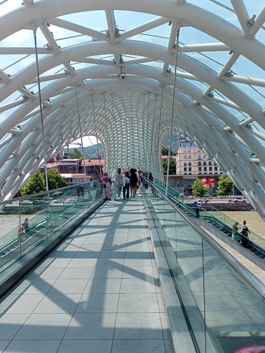 Мост Мира через реку Кура находится рядом с парком Рике, рядом с мостом так же находится станция канатной дороги. 