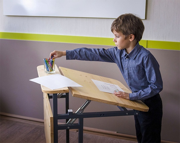 Мальчик за конторкой (система Владимира Базарного)