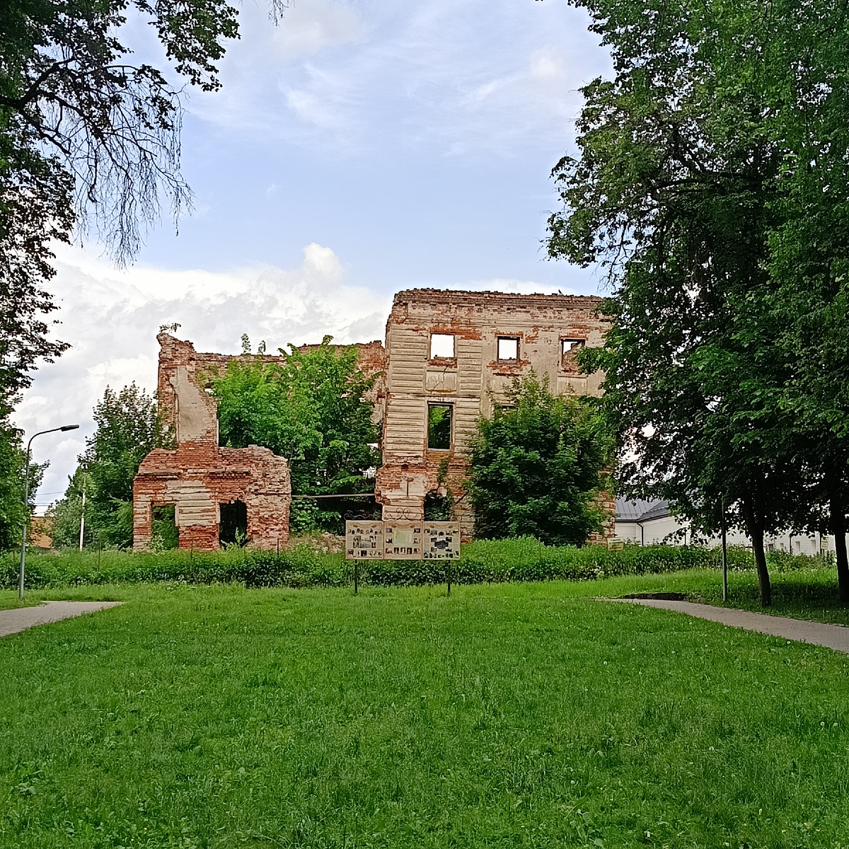 Усадьба в парке, точнее ее развалины. Фото автора.