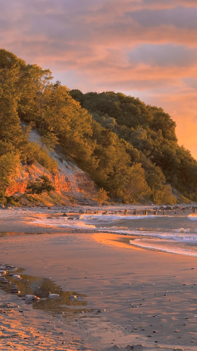 Светлогорский пляж — это когда ты идёшь за загаром, а возвращаешься с новым мировоззрением и мешком янтаря в ботинке. А еще он очень живописный.