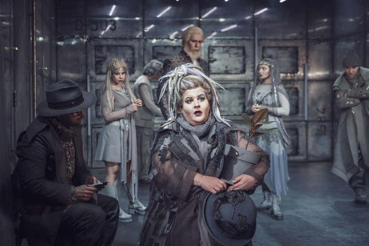 сцена из спектакля. фото с сайта театра https://pkteatr.ru/theatr/performances/aysvill