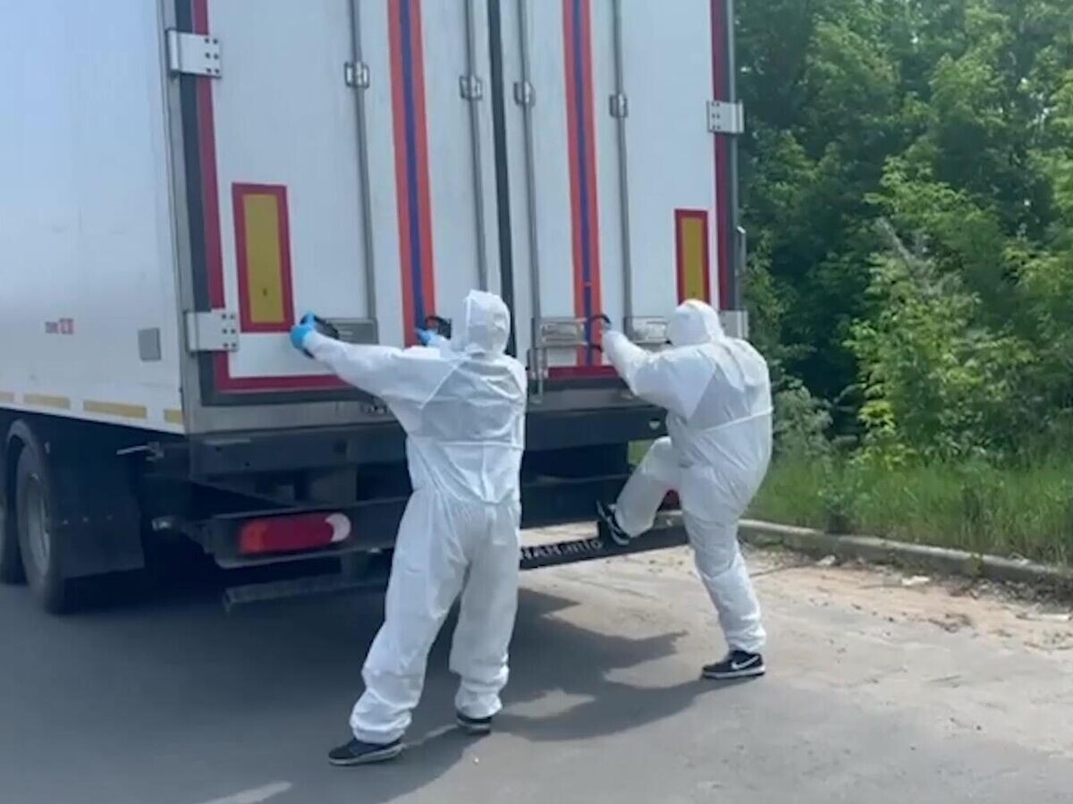    Рефрижератор с телами погибших украинских военнослужащих на пункте пропуска "Новая Гута" в Белоруссии© РИА Новости / Министерство обороны РФ