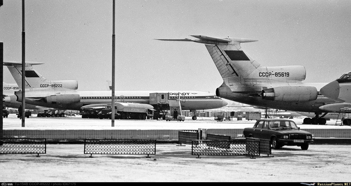 Тот самый борт (на заднем плане)