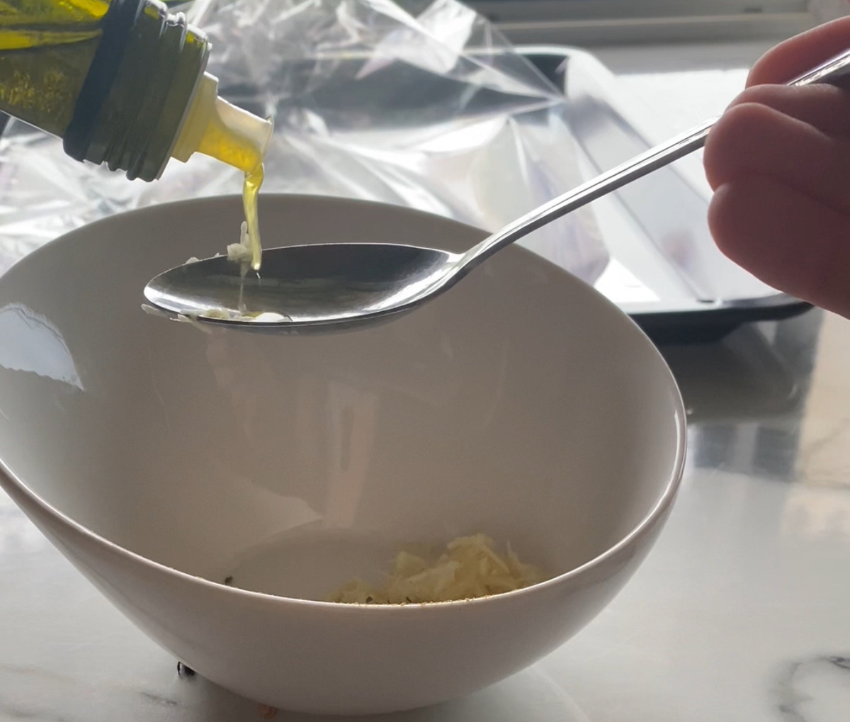 Смешать чеснок, хмели-сунели, оливковое масло.