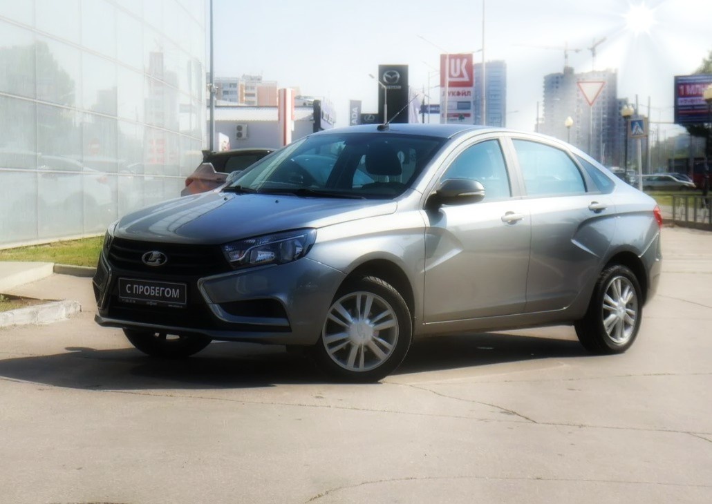 Андрей рассказал, как недавно приняли Весту с пробегом 7 тыс. км, уже дважды ездили к дилеру — ключ «отваливается». Починили, но владелец решил не рисковать. Продавать, говорит, пока не поздно.
