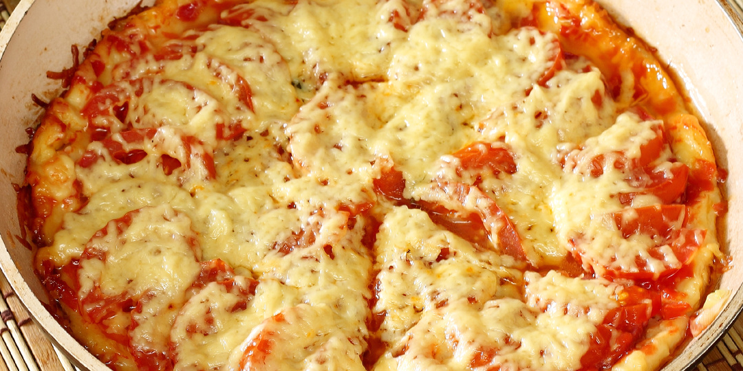 Тесто реально вкусное – тонкое, мягкое, с хрустящей корочкой снизу. Готовится за 10 минут (можно делать хоть каждый день)