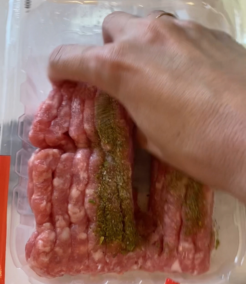 В фарш добавить соль, приправу.