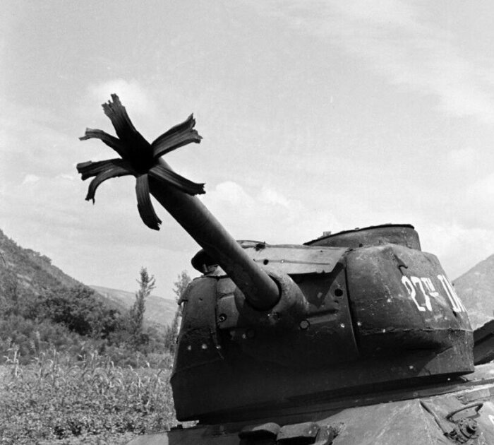 Танк с разорванным стволом./ Фото: dzen.ru