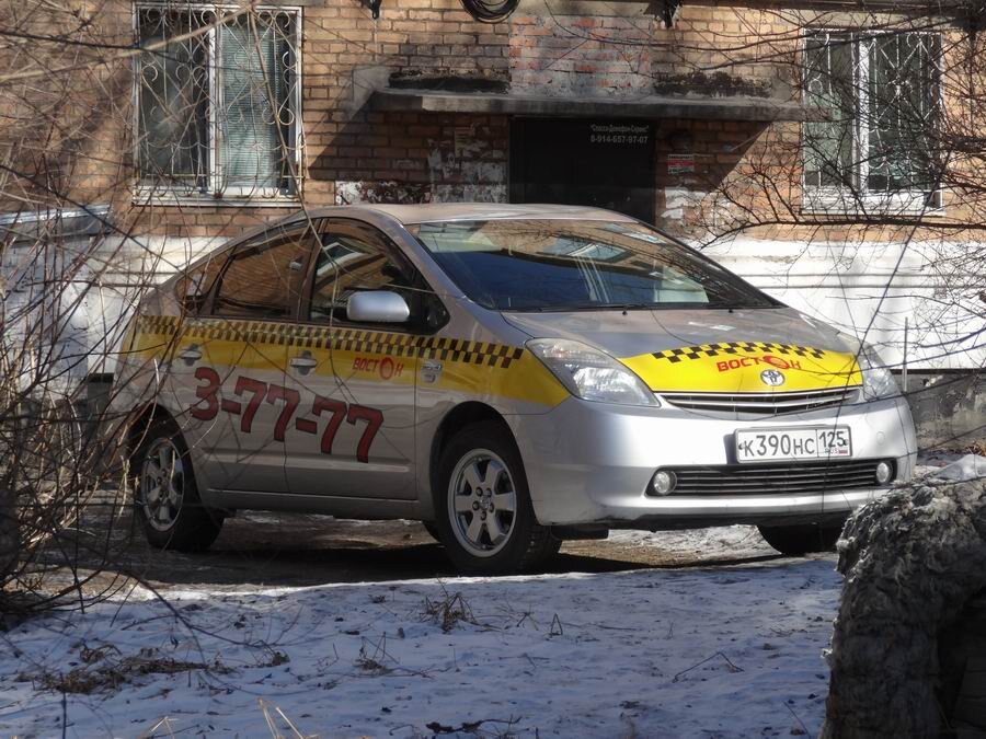 Обычное такси во Владивостоке: праворульный Toyota Prius