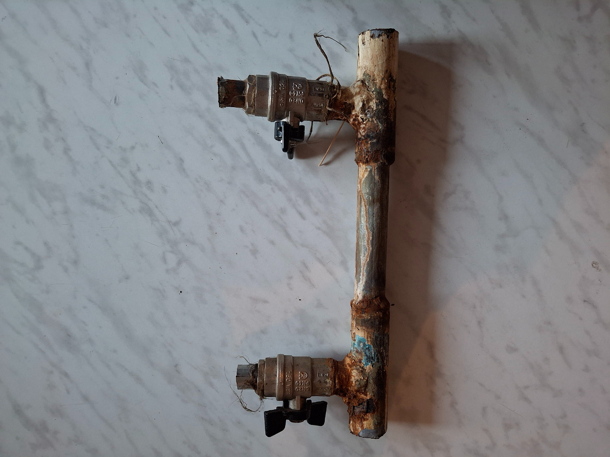 Свищь на стояке горячего водоснабжения