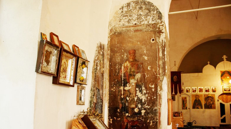 Та самая икона Николая Чудотворца со следами пуль и затертостей.