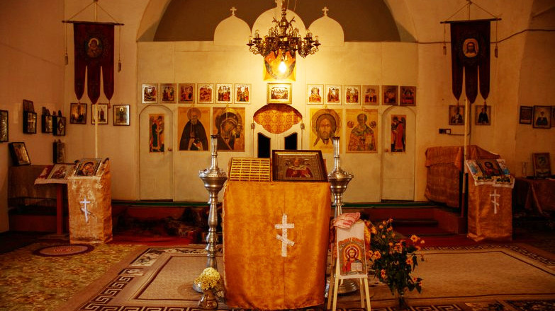 Современный храм, внутреннее убранство. Алтарь.