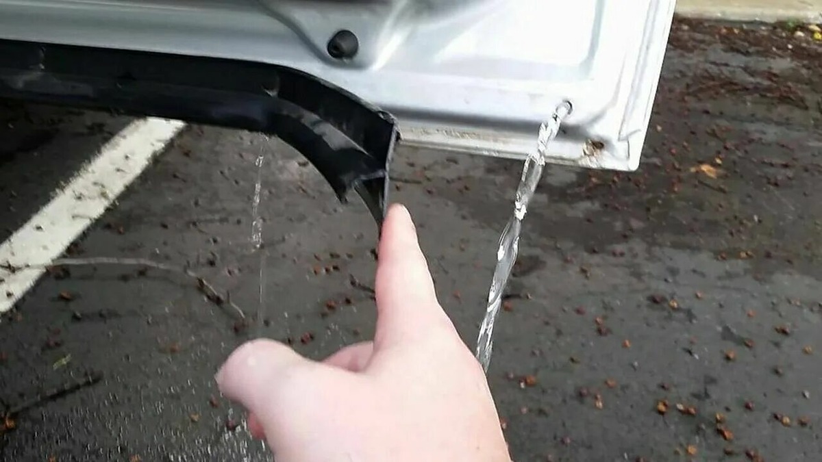 Фото заимствовано - https://www.avtovzglyad.ru/sovety/ekspluataciya/2019-12-10-5-skrytyh-otverstij-v-kuzove-za-kotorymi-vazhno-sledit-chtoby-izbezhat-korrozii/