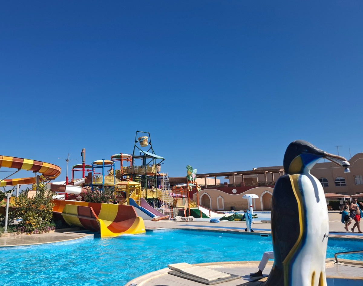 Вот этот десткий водный городок на заднем плане оказался закрыт на плановый ремонт. Дети были очень расстроены. 