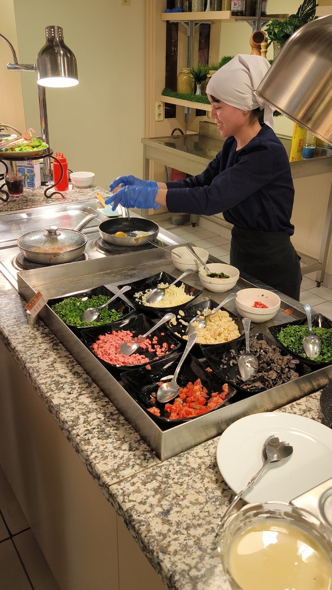 Готовят мне омлет и яичницу