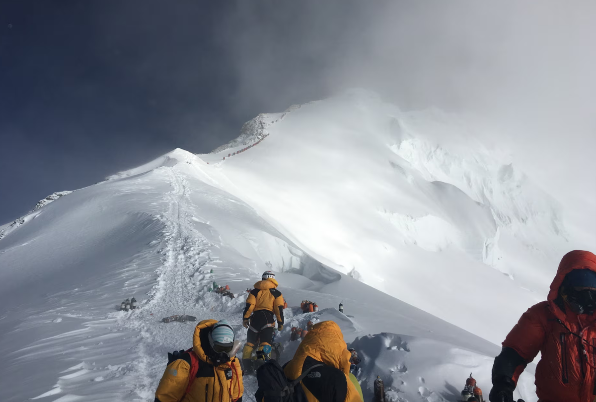 Видите впереди цепочка из очереди на гору?