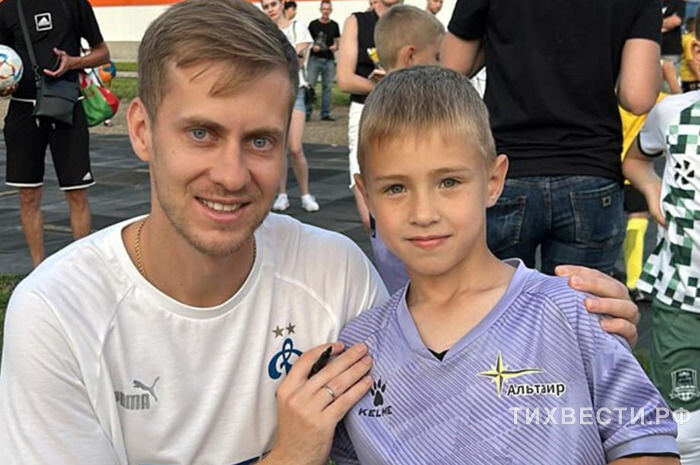 Даниил Фомин и юный футболист Тимофей Горбунов, который мечтает добиться успеха на профессиональном уровне. Фото Александра ГАНЖАЛА.