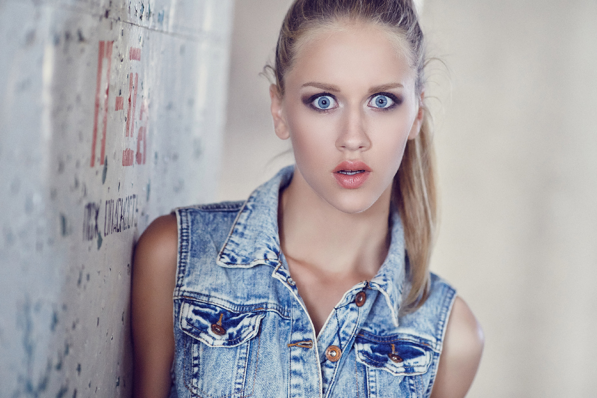 https://ru.freepik.com/free-photo/young-woman-jeans-jacket-posing-near-concrete-wall_26399478.htm#fromView=search&page=1&position=29&uuid=3a9fb385-6690-4190-8e25-dee415f745ef&query=%D0%B4%D0%B5%D0%B2%D1%83%D1%88%D0%BA%D0%B8+%D0%BF%D0%BE%D1%85%D0%BE%D0%B6%D0%B8%D0%B5