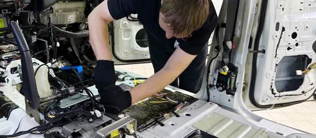 Фото заимствовано - https://stp-russia.ru/blog/kogda-nuzhno-demontirovat-zavodskuyu-shumku-i-kak-eto-sdelat/