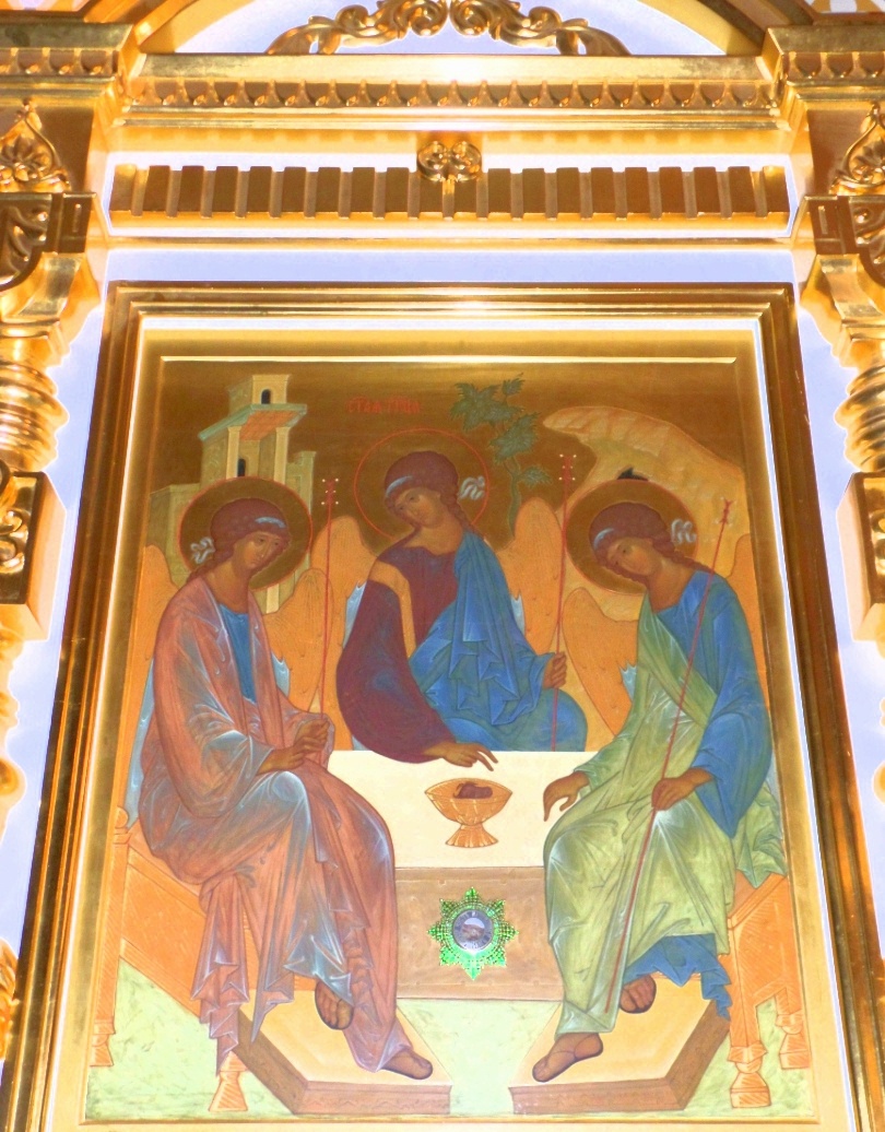 Храмовая икона нашего Свято-Троицкого кафедрального собора г. Сургута (выполнена "мера в меру» иконы Святой Троицы Андрея Рублёва, написана в иконописной мастерской Свято-Троицкой Сергиевой Лавры и освящена перед мощами преподобного Сергия Радонежского; с частицей дуба Мамврийского). Оригинал, созданный в 15 веке святым преподобным Андреем Рублёвым, находится в Свято-Троицкой Сергиевой Лавре - этот чудотворный образ Святой Троицы, всенародно любимый и почитаемый, является величайшей святыней Русской Православной Церкви.