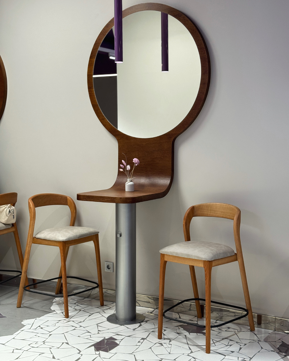 А вот и те самые столики.