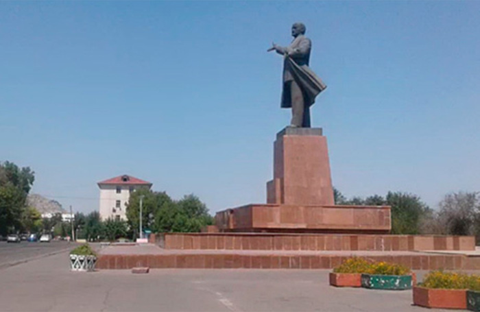    Центральная площадь в Оше и памятник В.И.Ленину.Мэрия города Ош/oshcity.gov.kg/ru