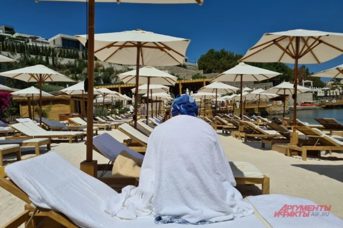    Пляжи турецкого Бодрума не заполняются на фоне рекордно высоких цен на вход