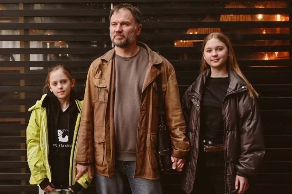    Анатолий с дочерьми Евфросинией и Марфой.