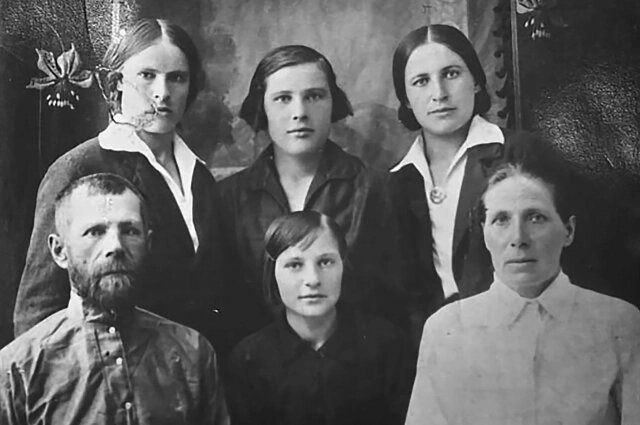    Семён и Марфа Тубольцевы с дочерьми. Фото: Из личного архивa/ Анатолий Тубольцев