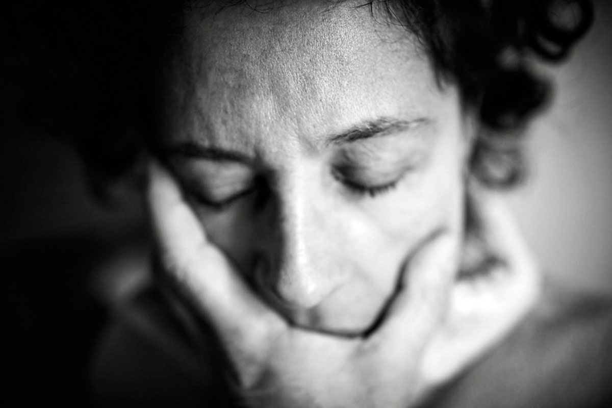 Нарциссическая ярость непредсказуема и часто обрушивается на всех вокруг