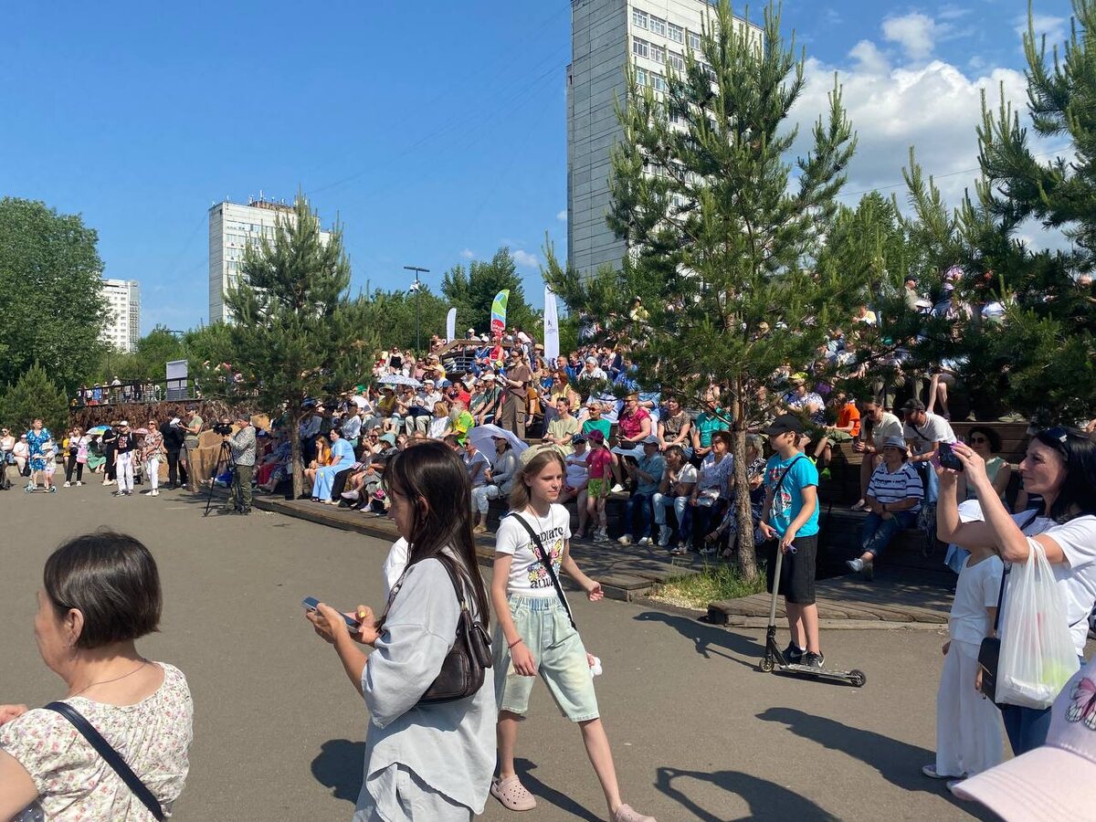     Посмотрели, как красноярцы встретили второй праздничный день в любимом городе