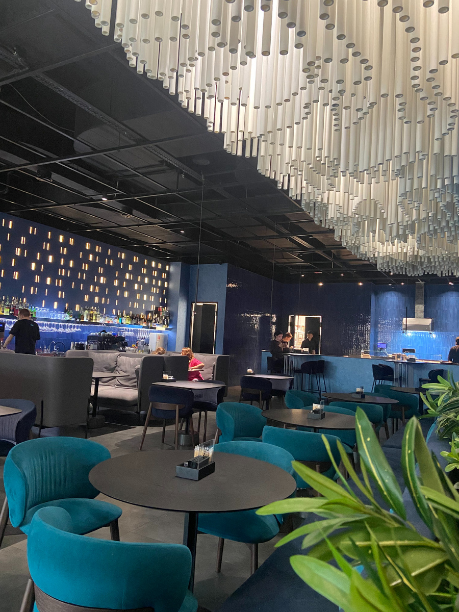 Внутреннее убранство "Sushi Studio", что в том же Сильвер Молле