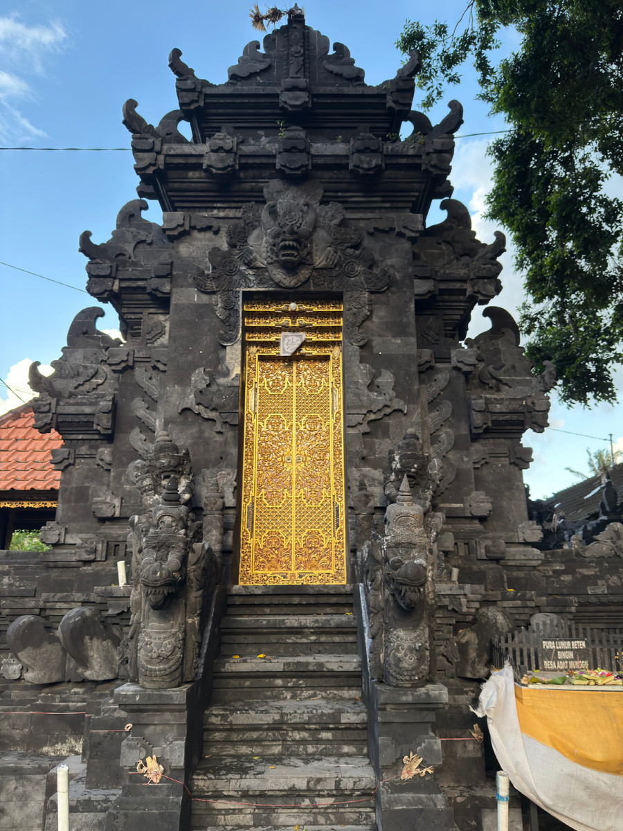 Храм возле обычного дома на Бали