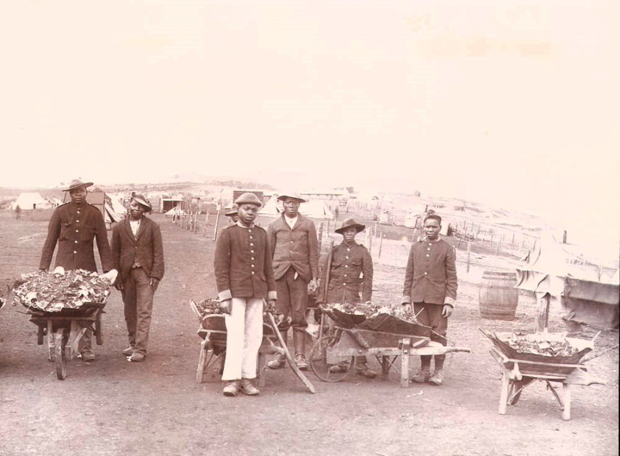 Черные нестроевые чины Британской армии на работах в полевом лагере, вторая Англо-Бурская война.
