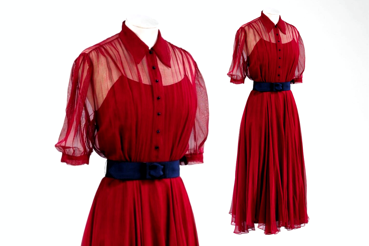 Платье из шелкового газа с лифом-рубашкой, застежкой на пуговицы спереди и короткими рукавами-фонариками, юбкой до середины икры, комбинацией из искусственного шелка и поясом из петершама. 1938 год, неизвестный автор. Музей Виктории и Альберта (Лондон)