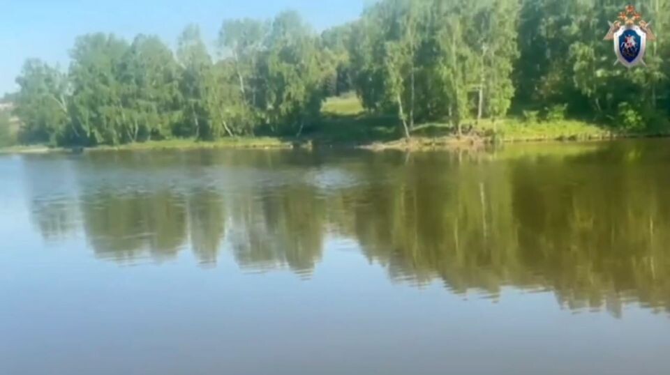    Тело младенца в пакете нашли на берегу озера в Красноярском крае. Источник: кадры из видео ГСУ СК России по Красноярскому краю и Республике Хакасия