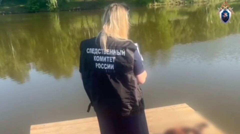    Тело младенца в пакете нашли на берегу озера в Красноярском крае. Источник: кадры из видео ГСУ СК России по Красноярскому краю и Республике Хакасия