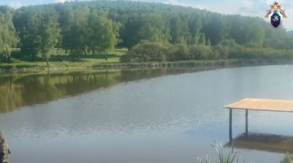    Тело младенца в пакете нашли на берегу озера в Красноярском крае. Источник: кадры из видео ГСУ СК России по Красноярскому краю и Республике Хакасия