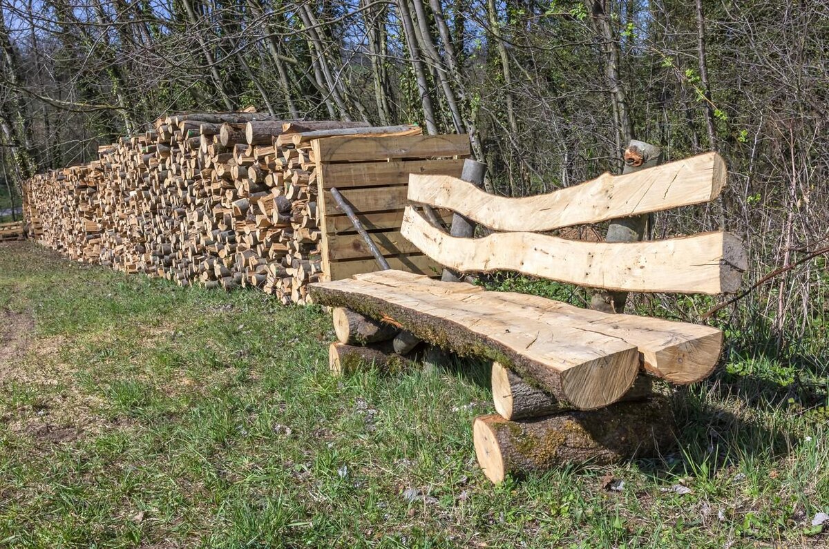 ThomBal / Shutterstock / FOTODOM📷Для уличной скамейки лучше всего подойдут лиственница, дуб, термодерево (искусственно обработанная древесина хорошо переносит влагу), кедр