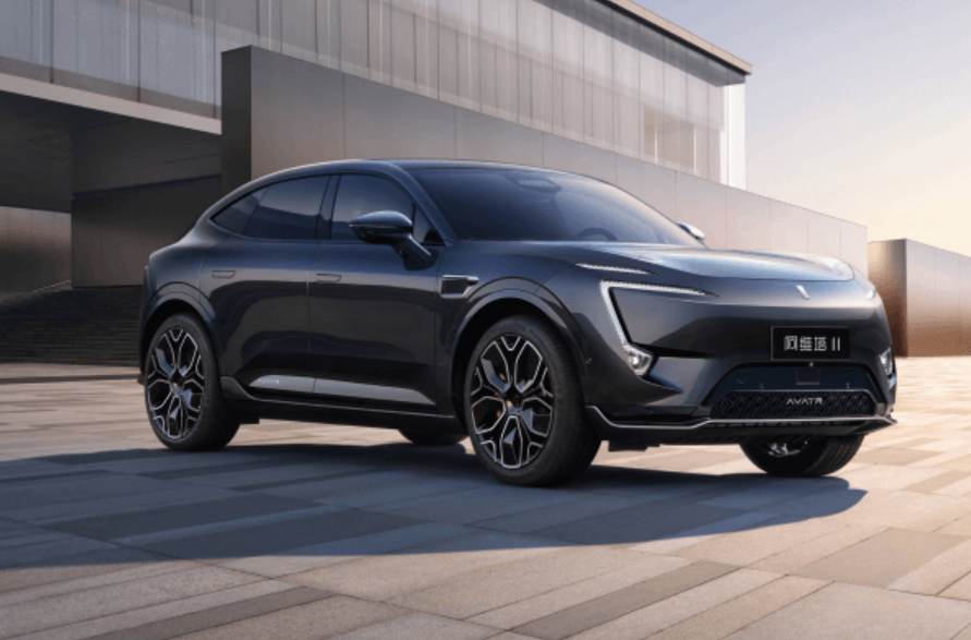 Avatr 11 на российском рынке официально - в задне- и полноприводной модификациях.