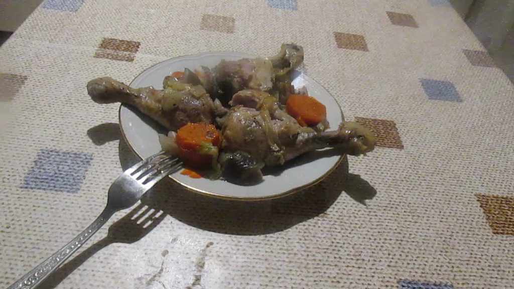 Готовая курица на тарелке.