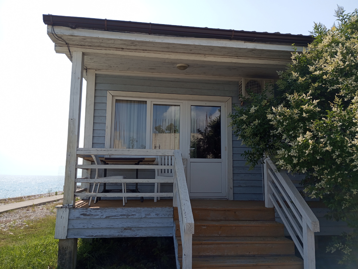 Вот так выглядят более бюджетные корпуса, зато на самом берегу моря 🤗 