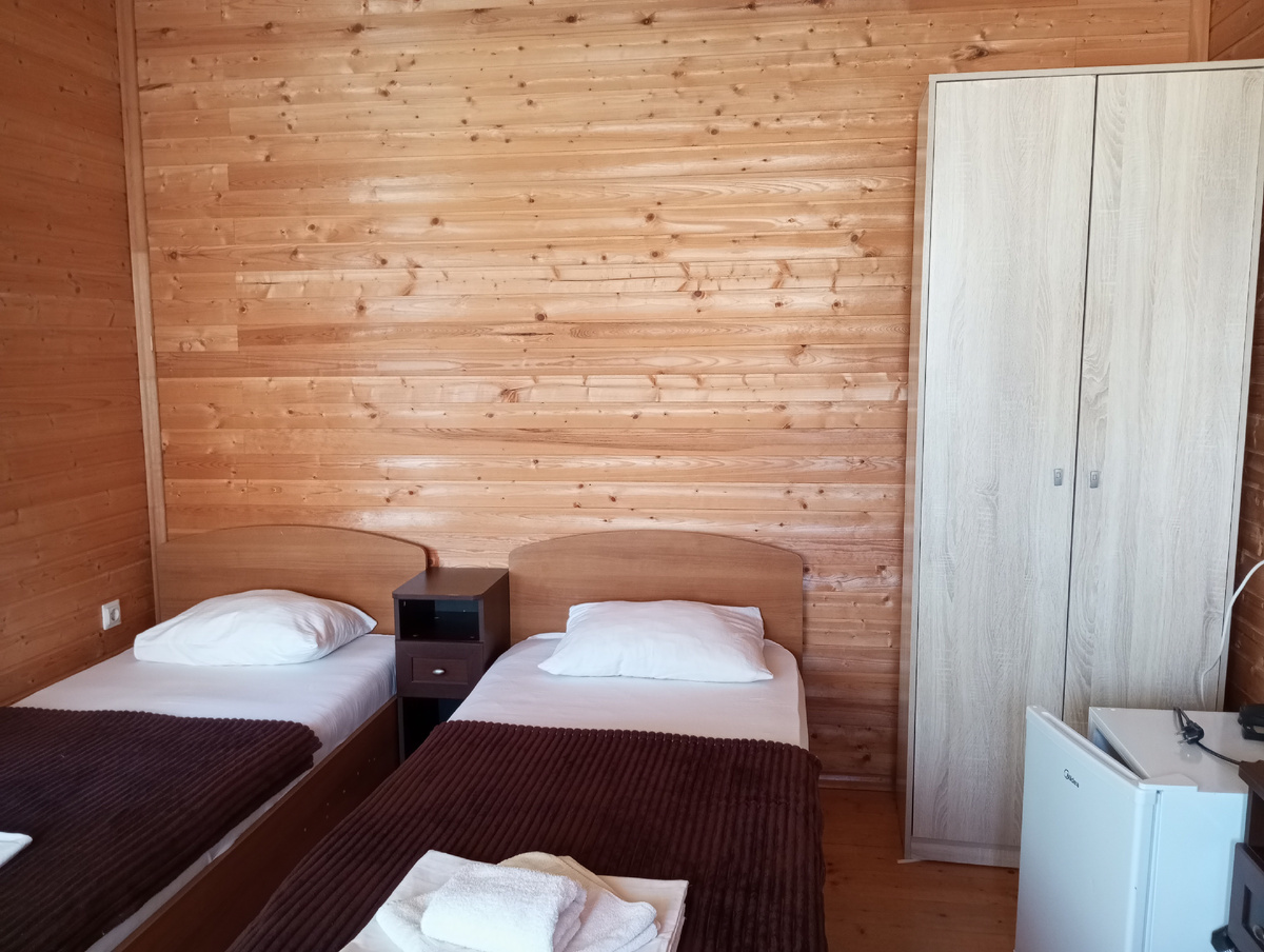 Но внутри есть все необходимое - санузел с душевой, холодильник, телевизор, кондиционер, фен, чайник