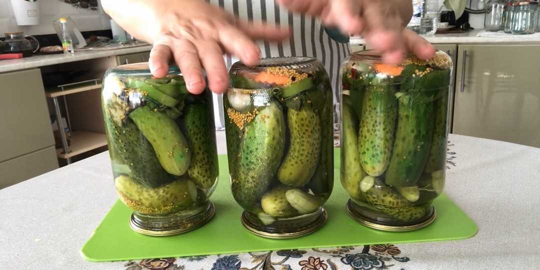 Огурцы по-царски никогда не мутнеют. Можно хранить при комнатной температуре.