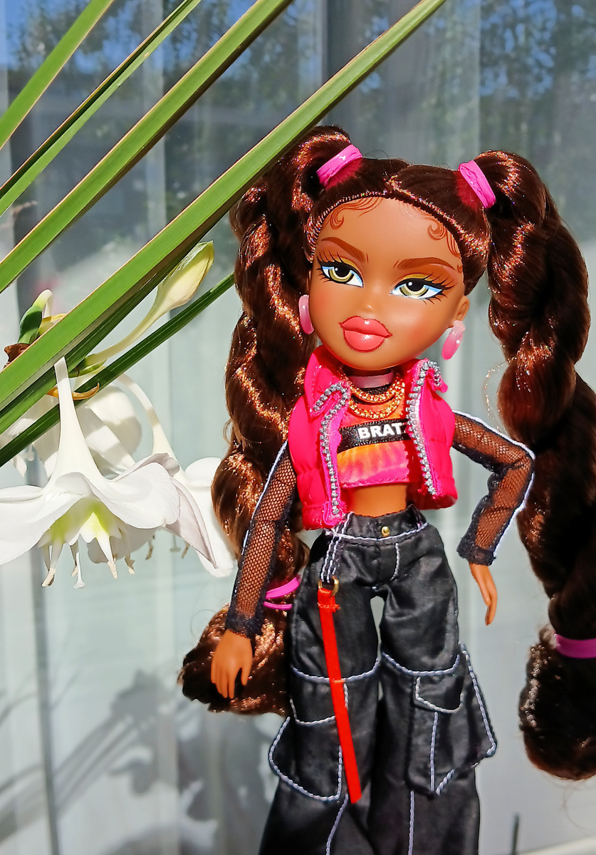 Захотелось сфотографировать куколку среди прекрасных цветов 