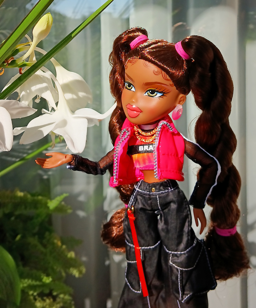 Саша любуется цветами 