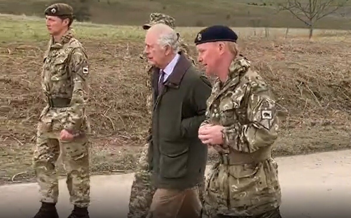    Король Великобритании Карл III в лагере подготовки ВСУ / Источник: Цитата из видео. Лагель для ВСУ. 2023. Великобритания